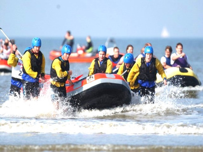 Beach programma met teamwork opdrachten, beachvolleybal en vliegeren.